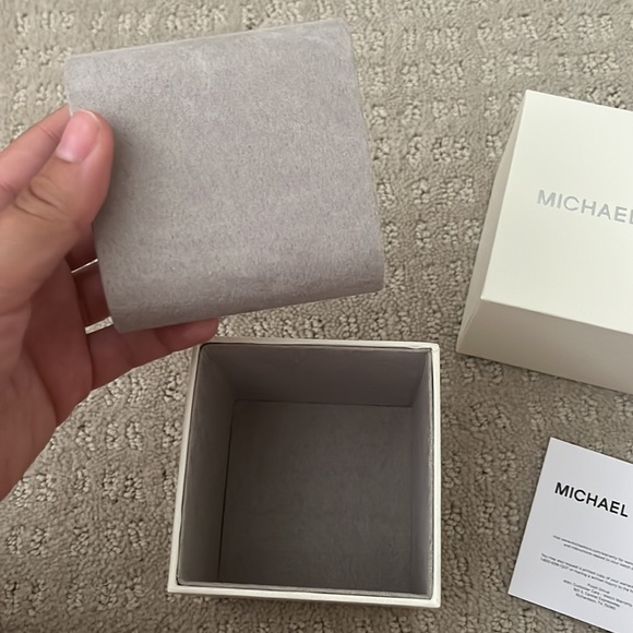 Michael kors watch box - Picture 2 of 6